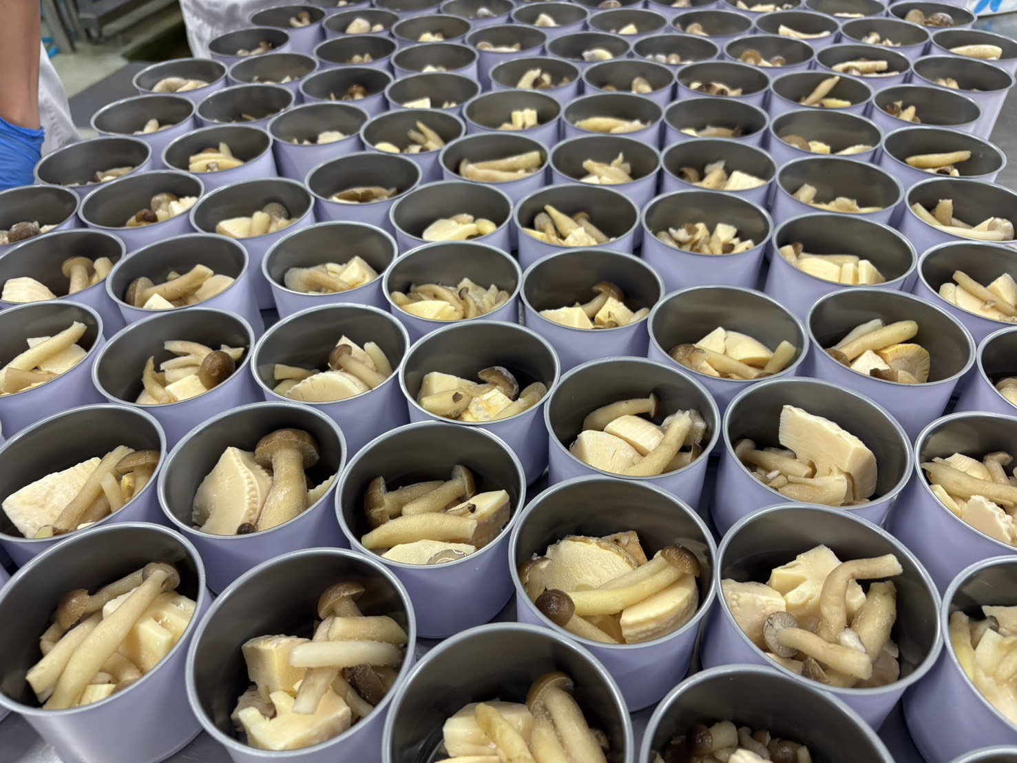 具材は手作業で詰めます