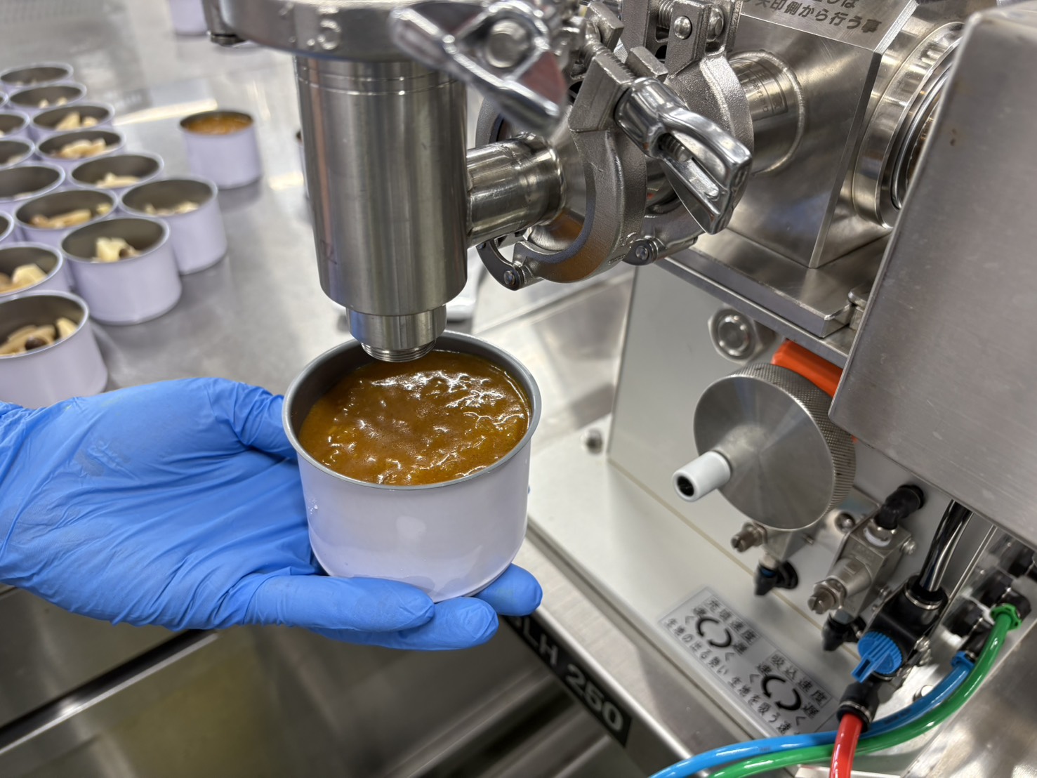 カレー充填作業