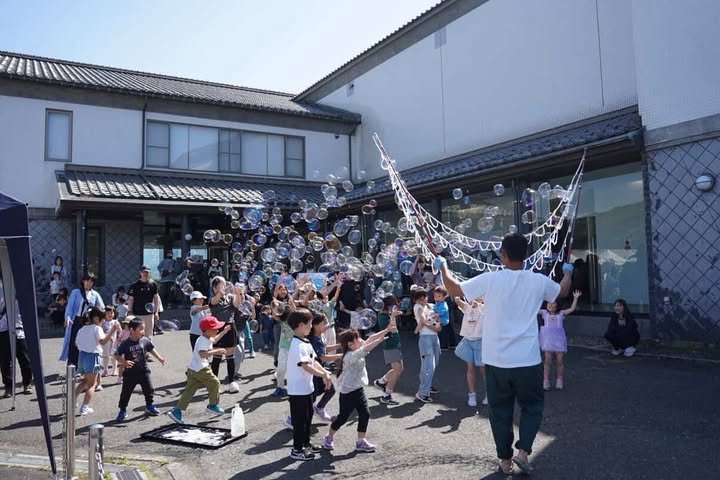 シャボン玉に集まる来場者