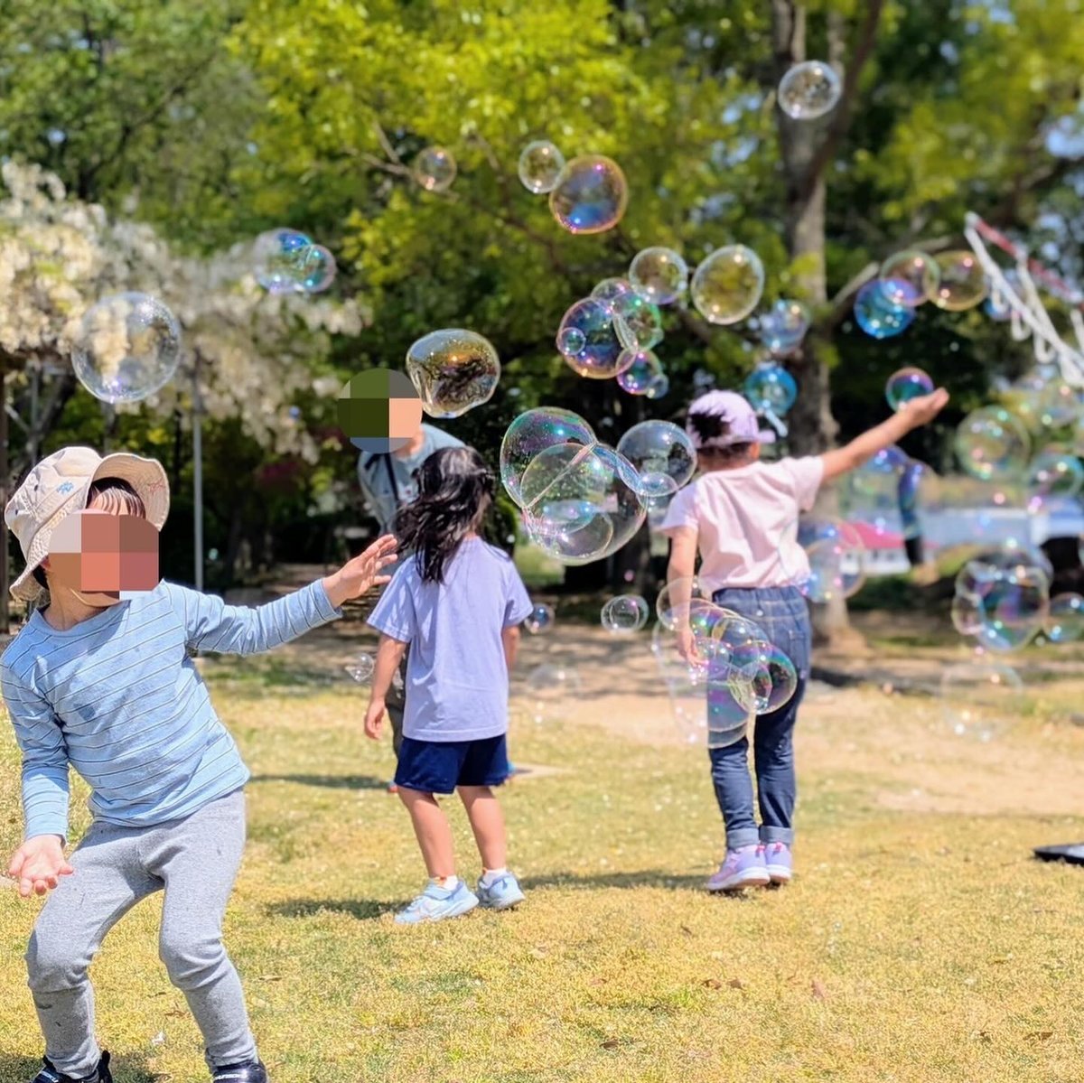 子どもがシャボン玉で遊ぶ様子