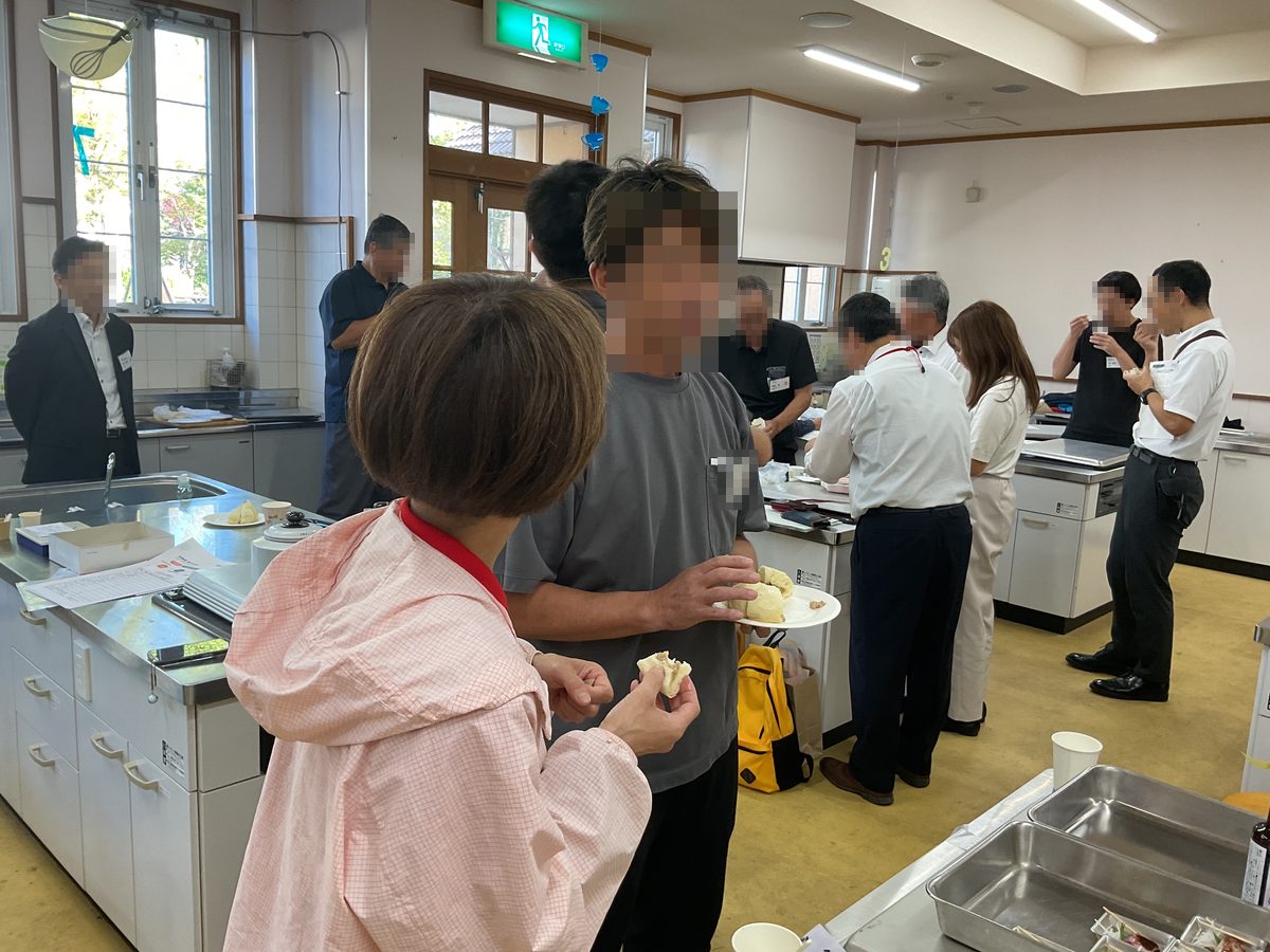 試食の品を手に感想を伝え合う参加者