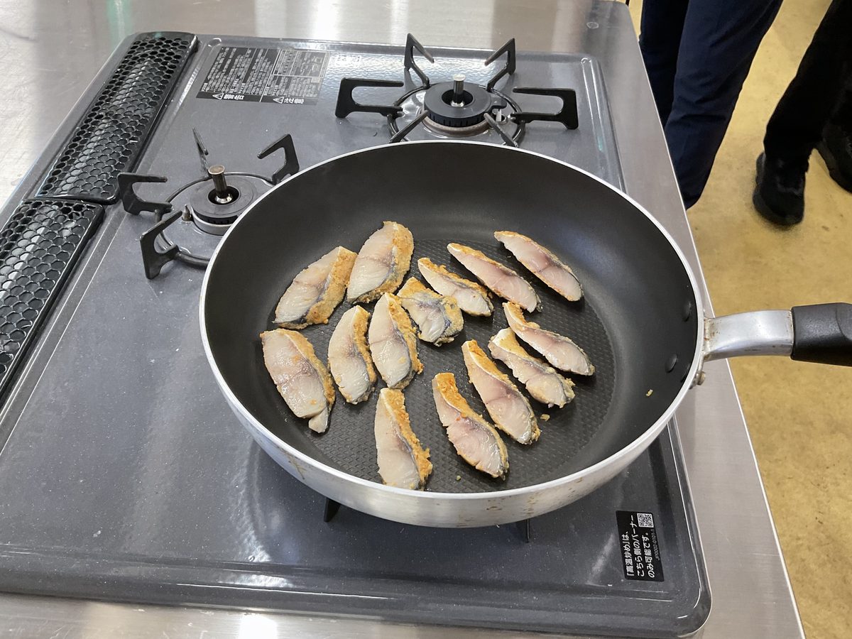 試食用にフライパンで焼く魚の切り身