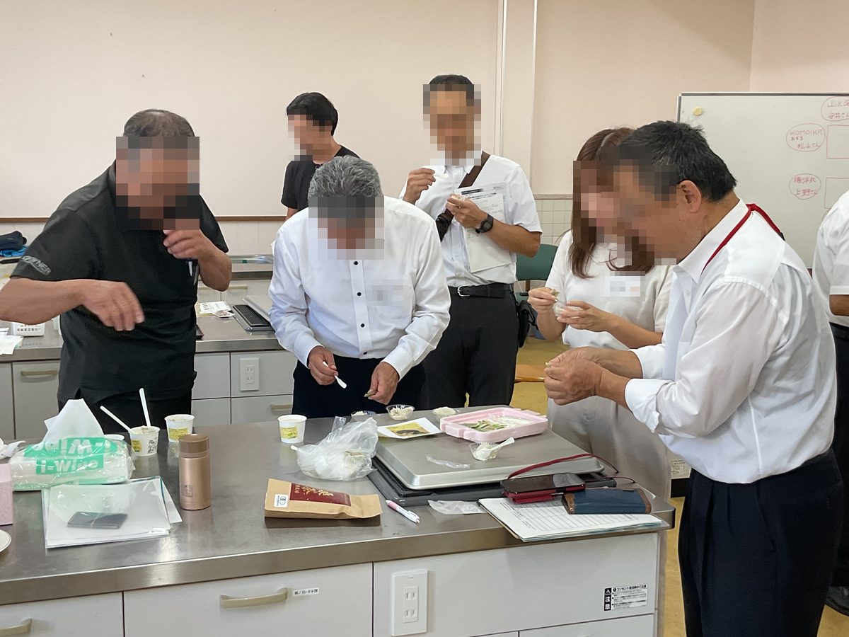 持ち寄った商品を試食する参加者