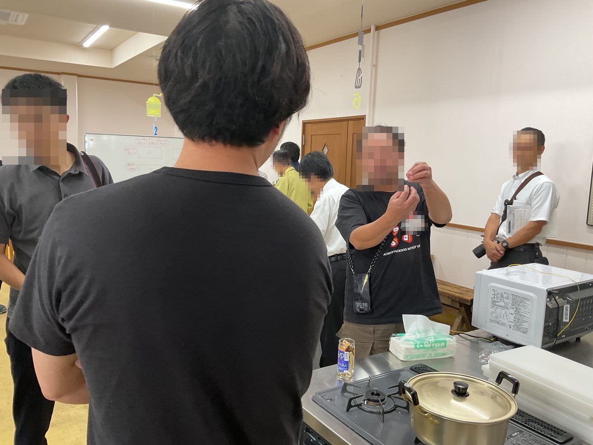 身ぶりを交えて商品を説明する事業者