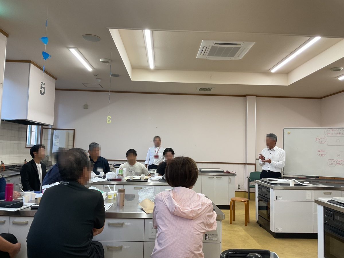 交流会で事業者どうしが試食し合う様子