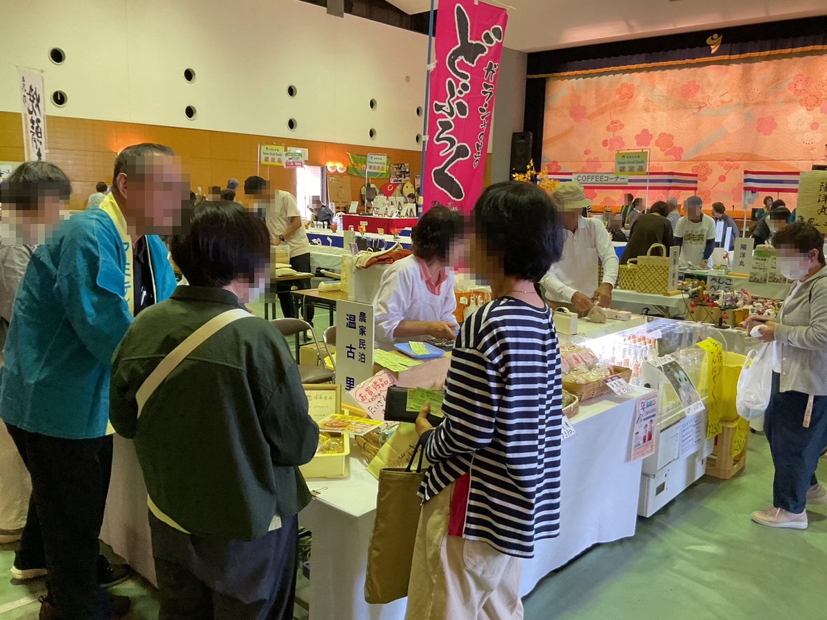 認定品の売り場で、出展者と話しながら買い物をする来場者