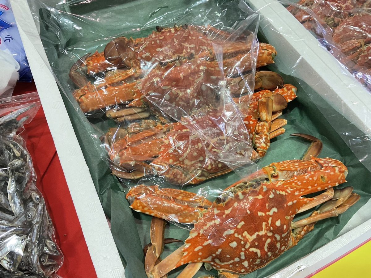 売り場に並ぶゆでたカニ