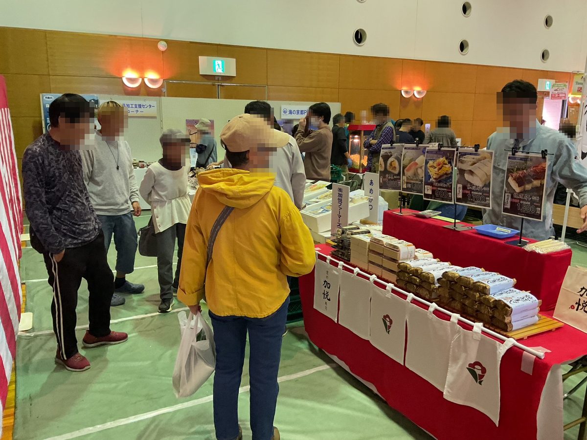 焼鯖すしの売り場の前で足を止める来場者