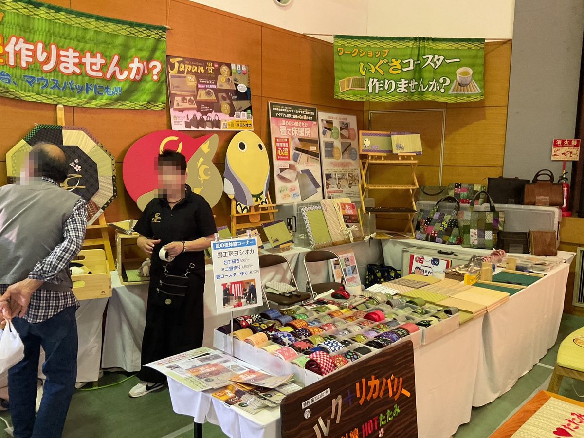 畳の小物やいぐさコースターづくりの体験コーナー