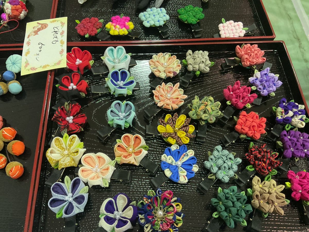 色とりどりのつまみ細工の髪飾り